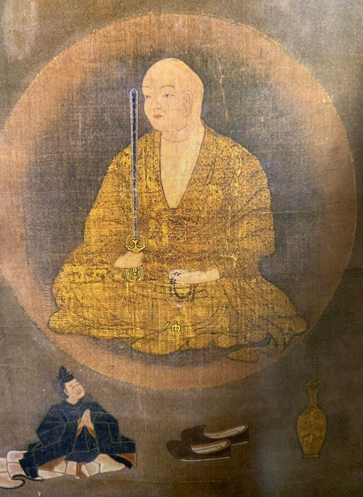 #Shingon founder #Kūkai (空海, aka #Kōbō #Daishi, 弘法大師, 774-835) manifesting a sun disc halo along with a sword & prayer beads while lecturing at the palace on his text, 'The Secret Key to the #HeartSutra'. #Muromachi period (1336-1573) from the collection of Ryūkō-in (龍光院) on Mount Kōya (高野山) in Wakayama Prefecture, #Japan.
#BuddhistArt #Buddhism