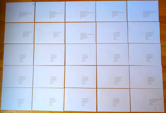 25 sealed envelopes, addressed to Italian politicians, arranged in a 5x5 grid.
