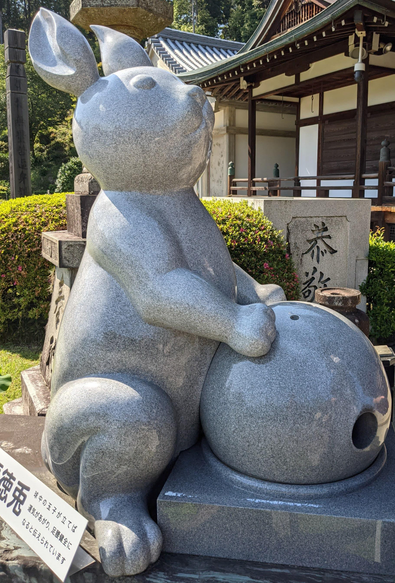 Rabbit statue at Mimuroto-ji.