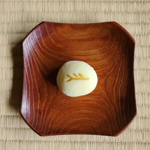 An unusual sweet that symbolises the blustery weather that typically arrives with autumn. A grass is depicted almost flat, as if it has been pushed down by the wind.