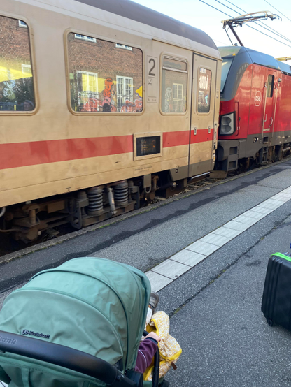 Kolding station. The DSB vectron with IC mod carriages just rolled it. Toddler is chilling