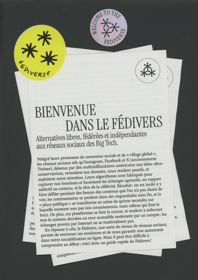 Scan de 3 livrets A5 « Bienvenue dans le Fédivers : Alternatives libres, fédérées et indépendantes aux réseaux sociaux des Big Tech », avec 2 stickers Fediverse de Raphaël Bastide.