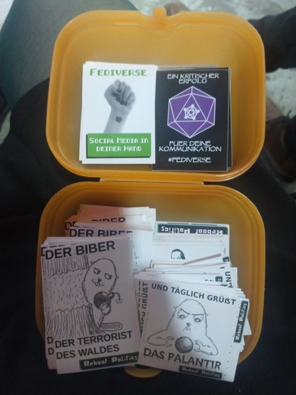 Eine offene Brotbüchste mit verschiedenen Stickern.