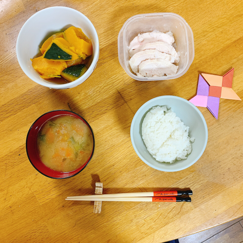 朝ごはん。かぼちゃの煮物。鶏むね肉のハム。オクラと人参の味噌汁。白米。