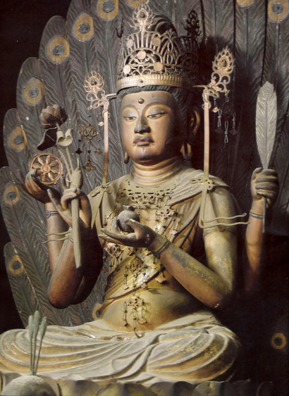 Seated statue of Kujaku Myōō at Shoryaku-ji, #Japan, #Kamakura period. Peacocks have a handsome appearance, but it is said that they like to eat poisonous insects and poisonous snakes. However, peacocks are not affected by the poison. From this, Kujaku Myōō is said to have the merit of removing suffering, misfortune, and worldly desires that are poisonous to humans.
#BuddhistArt #Buddhism