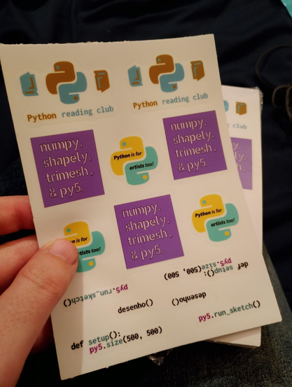 Mini-adesivos "Python is for artists too" e "numpy, shapely, trimesh & py5" e  outros.