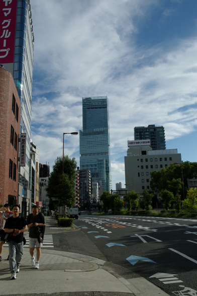 大阪市天王寺区にて。中央にあべのハルカス。