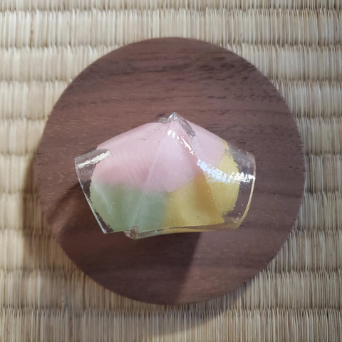 Kagizen's (鍵善) 'Gion-bayashi' (祇園囃子) is named after the unique music of the Gion Festival. The three colours of bean paste represent the instruments used to play Gion-bayashi: a drum (太鼓), flute (笛) and gong (鉦).