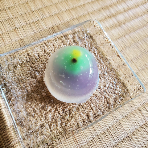 Kameya Shigehisa's (亀屋重久) 'sawabe-no-hotaru' (沢辺の蛍) uses vivid colours to depict a firefly brilliantly illuminated at dusk.