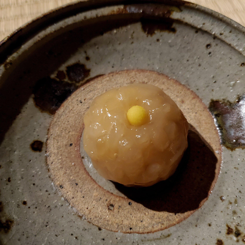 Shioyoshiken's (塩芳軒) chrysanthemum inspired 'manjū kiku' (万寿菊).