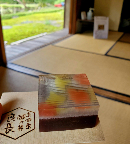 Kameya Yoshinaga (亀屋良長) crafted a special sweet for the Shimogamo Villa called 'yearning for autumn' (秋想う)...ginkgo and maple leaves drifting in a stream.