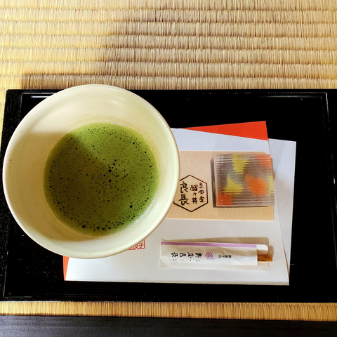 Kameya Yoshinaga (亀屋良長) crafted a special sweet for the Shimogamo Villa called 'yearning for autumn' (秋想う)...ginkgo and maple leaves drifting in a stream.