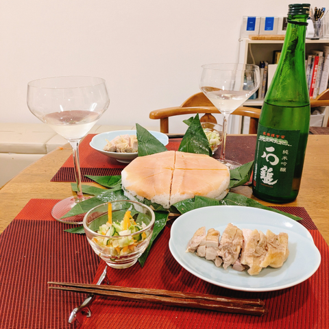 髙芳の「鱒の寿し」、鶏もものヒガシマル「うどんスープ」煮、浅漬、「石鎚　グリーンラベル」の写真