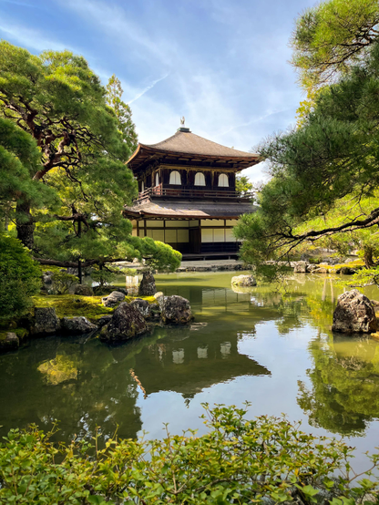 El pabellón de plata al fondo de un lago rodeado de árboles. No tiene nada de color de plata, por cierto. Es como el pabellón de oro (dos alturas, de base cuadrada y no más de unos 3-4 metros de lado) pero con la madera a la vista.
