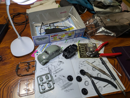 民宿の自室でプラモデルを作っている