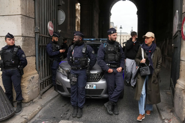 police outside the Louvre and some pedestrians