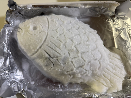 鯛の模様を竹串で描きました