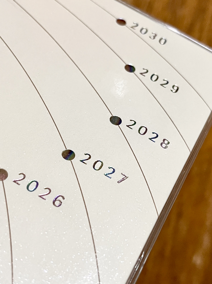 表紙は太陽系の天体の軌道をイメージしたシンプルなイラストがあり、各天体には2026から2030までの数字が並んでいる。