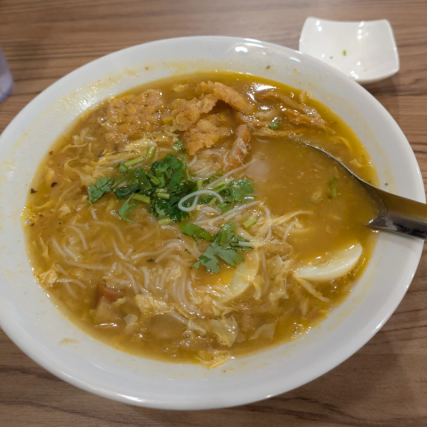 ミャンマーの麺料理「モヒンガー」