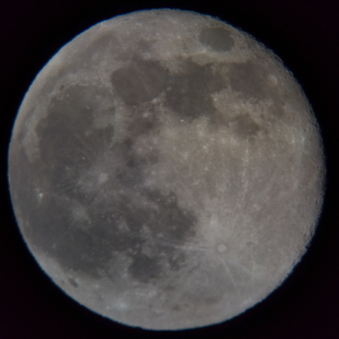 2025年11月6日19時48分10秒に撮影した月、月齢15.9、ホワイトバランスはオート