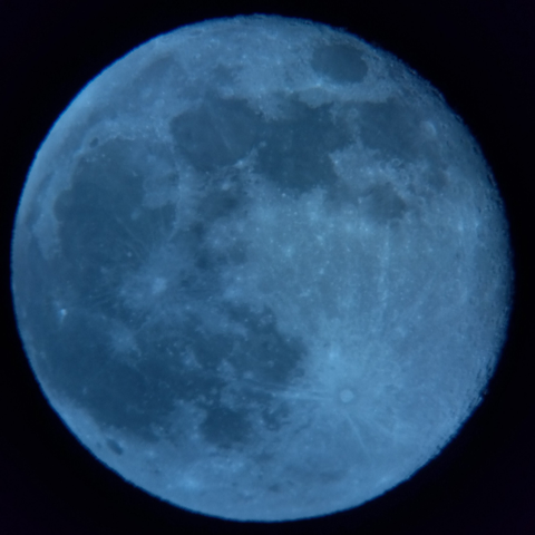 2025年11月6日19時48分17秒に撮影した月、月齢15.9、ホワイトバランスは青め