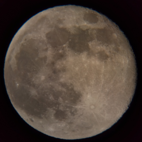 2025年11月6日19時48分23秒に撮影した月、月齢15.9、ホワイトバランスは少し赤め