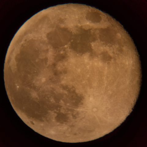 2025年11月6日19時48分29秒に撮影した月、月齢15.9、ホワイトバランスは赤め