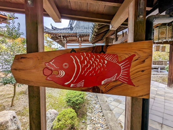 Signpost directing visitors to the kaipan.