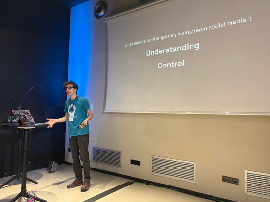 Photo of Tommi on stage