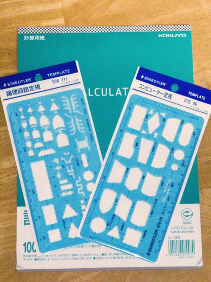 コクヨの計算用紙 メ-12Nの上にあるステッドラーのテンプレート定規 976 06と976 111の写真