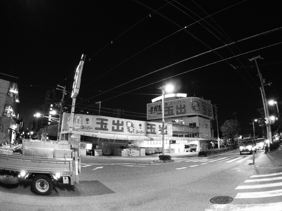 スーパー玉出。改装工事中なのにネオンは点灯している。