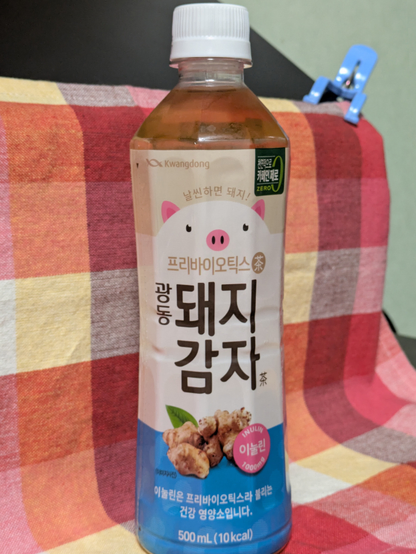 韓国食材店で売られていた菊芋茶のペットボトル。韓国語で菊芋は 돼지 감자(テジカムジャ)。直訳すると「豚のじゃがいも」。