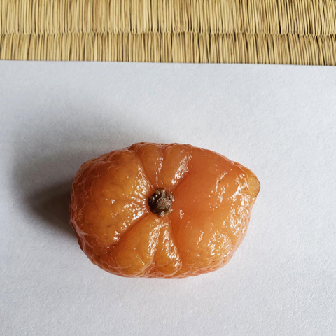 Oimatsu's 'Yamato-tachibana' are made from whole tachibana, hollowed out, prepared in syrup and filled with mochi.