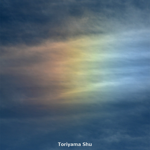 望遠レンズで切り取った幻日の画像。