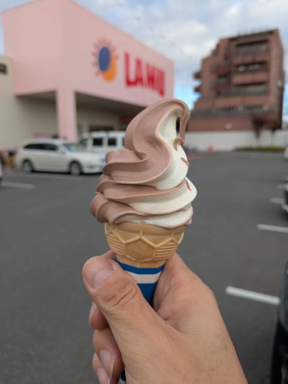 ディスカウントストア「ラ・ムー」で買ったチョコとバニラのミックスソフトクリーム。100円。