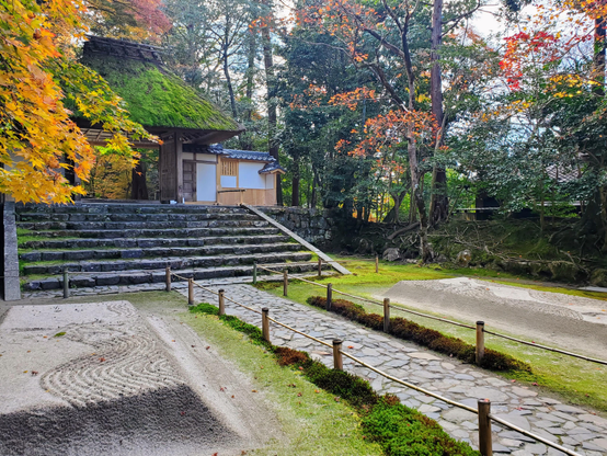 Thatched gate and terraces of white sand at Honen-in.
