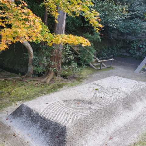 Raised sand terrace (raked with a momiji design) at Honen-in.
