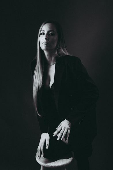 Mujer rubia de melena larga.