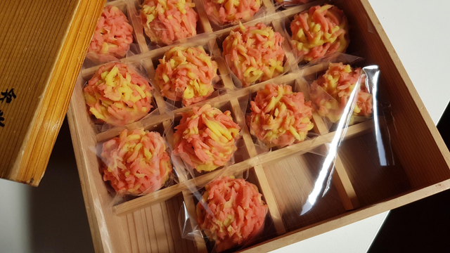 Red and yellow momiji inspired kinton sweets called 'kinshu' (錦秋 'autumn brocade').