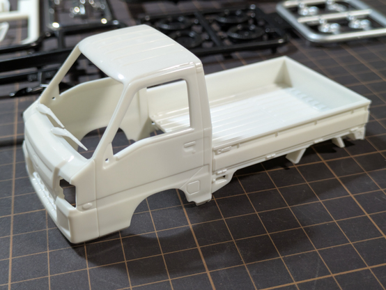 アオシマ「楽プラ SNAP KIT 1/32 スバル サンバートラック」の一体成型されたボディ