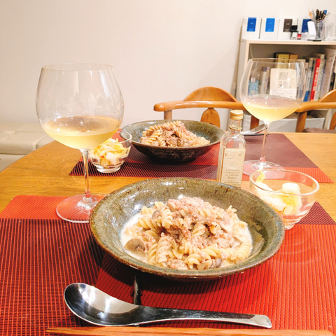 マッシュルームソースのフジッリ、白菜の浅漬、白ワインの写真。中央にトリュフオイル