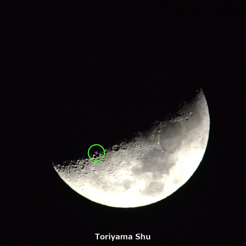クレーターが見える月齢7.9の月。緑色の円は月面Xと呼ばれる月の明暗の境界線にアルファベットの「X」のように見える光の模様の場所を示している。