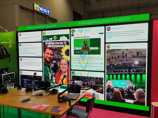 Ein riesiger Bildschirm hinter den gemeinsamen Ständen der Netzbegrünung und Verdigado auf dem unsere Mastowall angezeigt wird.