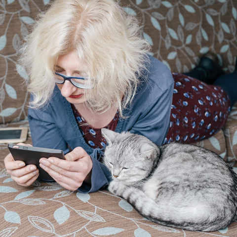 Ik ben Miranda en ik lees graag. Dat vindt poes Tokio gezellig.