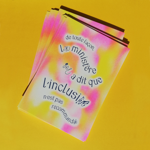 Photo d'une impression en risographie rose et jaune où l'on peut lire "de toute façon, lae ministère iel a dit que l'inclusifve n'est pas recommandé·e"