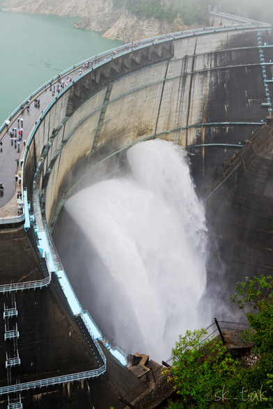 観光放水中の黒部ダム