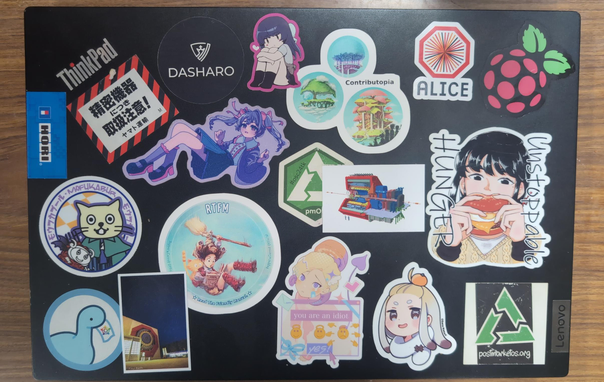 あちこちにステッカーが貼られたThinkPad E14 Gen 4 AMDの天板。