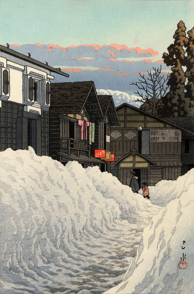 Late afternoon on a street in Ojiya, Niigata, in winter. In the foreground, a path has been shoveled in the deep snow; to the left and right, tall snowbanks are piled up high, obscuring the ground floor levels of houses lined up along the street. Up ahead, a pair of figures, a child and a parent, are turning the corner. Above, the sky is blue and pale, while the sun gives clouds on the horizon a coral pink tint.