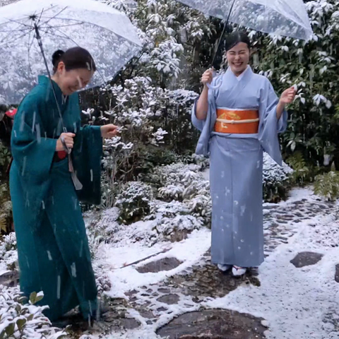 Nao-san and Atsuko-san in kimono frolicking in the snow.