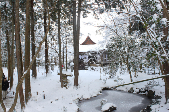 A heavy snowfall blankets Sanzen-in in Ohara.